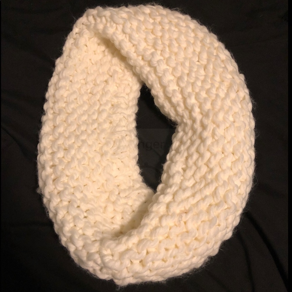 Hollister White Chunky Knit Infinity Scarf